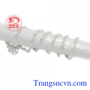 Trang sức Em và Tôi nhận đặt hàng thiết kế theo sở thích của mỗi người.