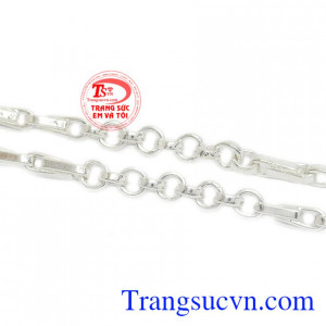 dây chuyền bạc trẻ em khỏe khoắn tạo nên vẻ mạnh mẽ dành cho các bé trai.