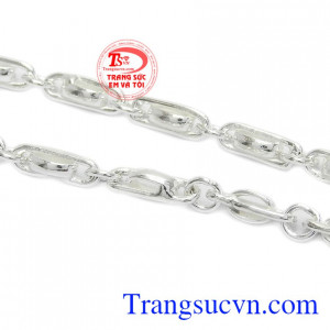 dây chuyền bạc bé trai có thể phù hợp với nhiều kiểu quần áo.