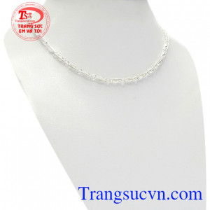 là sản phẩm được chế tác từ bạc 92.5 tinh tế, mắt xích được thiết kế tinh xảo,