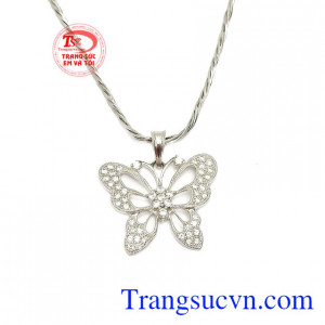 Sự kết hợp vàng trắng và đá Cz giúp sản phẩm thêm phần lấp lánh và thu hút ánh nhìn.