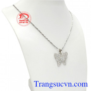 Bộ trang sức hồ điệp quyến rũ được thiết kế vô cùng độc đáo và tinh tế.