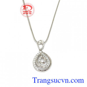 Trang sức nữ tinh tế và sang trọng cho người đeo thể hiện cá tính.