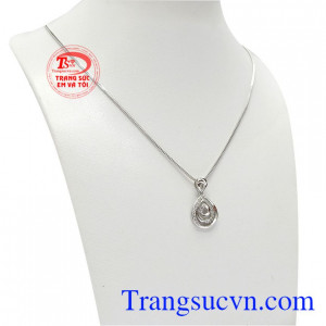 Bộ trang sức nữ tính vàng trắng được chế tác từ vàng tây 14k bền đẹp, sáng bóng.
