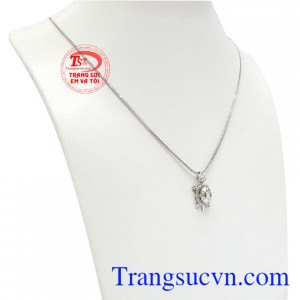 Bộ trang sức kim quy tài lộc được chế tác từ vàng trắng 18k bền đẹp và sáng bóng.