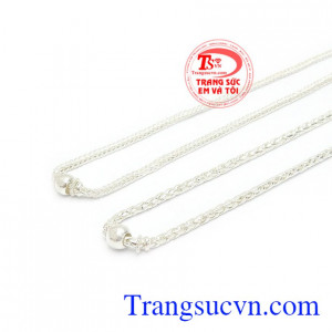 Trẻ em thường được đeo vòng bạc để tránh những nguồn năng lượng xấu tác động