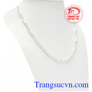 Sản phẩm được làm từ bạc 925 bền đẹp, chất lượng