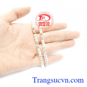 Có thể kết hợp thêm các mặt dây để tạo điểm nhấn và sự độc đáo