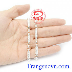 Dây bạc có thể kết với mặt dây để tăng thêm phần cá tính