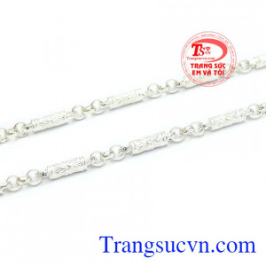 Ở trẻ em hệ miễn dịch với môi trường còn rất yếu ớt vì vậy bạc thường là món trang sức không thể thiếu với các con trẻ