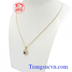 Sapphire là viên đá của tình yêu, tri thức và sự toàn vẹn vì vậy đeo Sapphire bên mình sẽ mang lại nhiều may mắn, thành công và hạnh phúc cho mỗi người