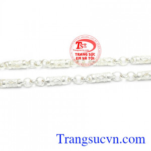 Trẻ em thường được đeo vòng bạc để cản gió độc và tỏa ra năng lượng nuôi dưỡng những tâm hồn trẻ thơ