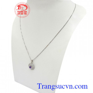 Bộ dây chuyền thạch anh tím phù hợp nhiều trang phục và phong cách thời trang khác nhau, là món quà ý nghĩa dành tặng người yêu thương