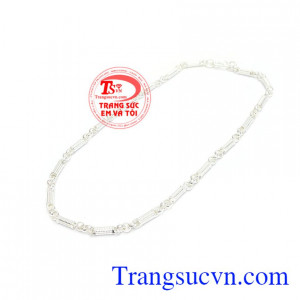 Dây chuyền bạc là món trang sức không thể thiếu đối với các bé