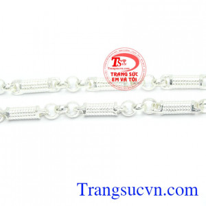 Sản phẩm có thể kết hợp với các mặt dây bạc cá tính