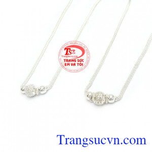 Trang sức bạc được dùng khá phổ biến cho các bé để khử tác động xấu từ môi trường