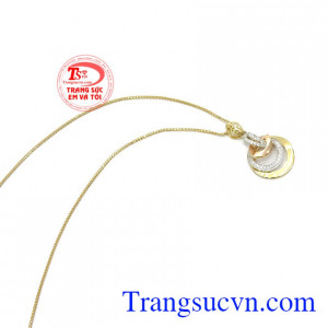 Mặt dây chuyền nữ sang trọng 18k là món quà thiết thực dành tặng chị em phụ nữ