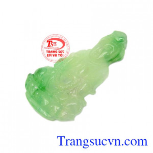 là sản phẩm được chế tác từ ngọc cẩm thạch thiên nhiêm, màu sắc băt mắt.