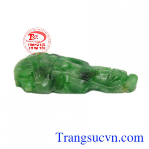 Mặt cẩm thạch Quan Âm may mắn được dùng làm quà tặng cho người thân, bạn bè.