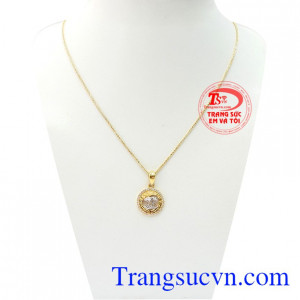 Bộ dây chuyền vàng nữ sang trọng là sản phẩm được chế tác tinh tế với các đường nét tinh xảo