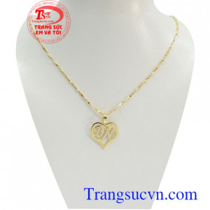 Bộ dây chuyền chữ tình yêu được thiết kế độc đáo, riêng biệt đang là xu hướng mới được các cặp đôi yêu thích