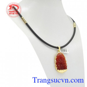 Bộ dây chuyền phật bản mệnh với sự kết hợp của mặt phật bản mệnh bọc vàng, dây cao su bọc vàng mang lại vẻ sang trọng cho người đeo.