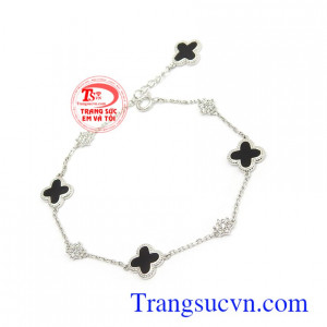 Lắc tay vàng trắng Korea quý phái thiết kế hình cỏ bốn lá độc đáo mang lại nét thời trang, phong cách và đẳng cấp phái đẹp