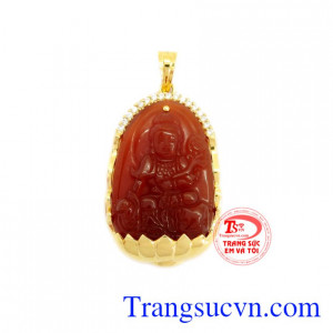 Mặt phật bản mệnh bọc vàng là sản phẩm được chế tác tinh xảo, sắc nét. 