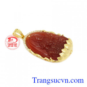 Mặt phật bản mệnh bọc vàng được thiết kế là vị phật Phổ Hiền Bồ Tát.