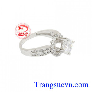 Nhẫn nữ vàng trắng cá tính làm nổi bật vẻ hiện đại của các quý cô.