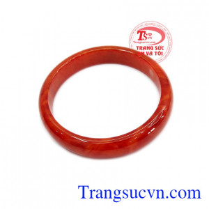 Vòng ngọc cẩm thạch huyết bình an mang lại may mắn cho người sử dụng