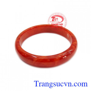 Ngọc cẩm thạch huyết phù hợp với người mệnh thổ và mệnh hỏa