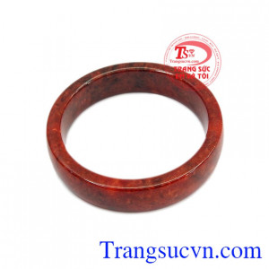 Vòng ngọc cẩm thạch huyết tài lộc được mọi người sử dụng như vật hộ mệnh mang lại công danh và sự nghiệp thăng tiến