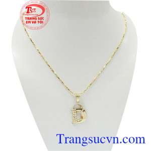 Bộ Dây Chuyền Chữ D được thiết kế trẻ trung, thời trang mang đến những cảm hứng mới lạ về phong cách trang sức này