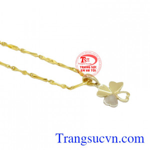 Người ta tin rằng cỏ 4 lá sẽ đem lại nhiều may mắn cho người đeo.