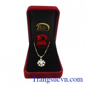 Mặt dây chuyền hoa vàng đẹp tôn vinh vẻ đẹp của phái nữ