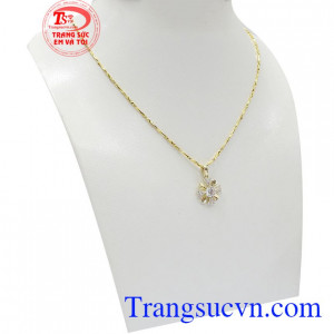 Bộ dây chuyền hoa vàng đẹp với thiết kế cầu kỳ đều hướng đến sự khác biệt và nét duyên cho phái đẹp