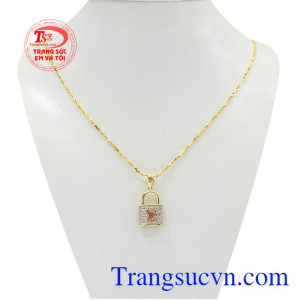 Bộ dây chuyền ổ khóa vàng 10k mang đến vẻ đẹp cho người đeo.