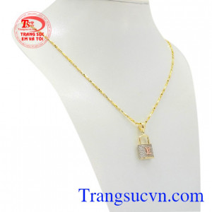 Bộ dây chuyền ổ khóa vàng 10k được chế tác tinh xảo, trẻ trung với kiểu dáng thời trang.