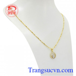 Bộ dây chuyền trang nhã toát lên vẻ dịu dàng, trang nhã cho người đeo.
