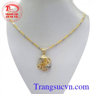Bộ dây chuyền vàng tây hoa Sản phẩm mặt dây chuyền nữ phù hợp mọi lứa tuổi, hợp thời trang và sang trọng quý phái dễ kết hợp với trang phục. Bộ dây chuyền vàng tây hoa bền đẹp, chất lượng, là món quà ý nghĩa cho người yêu thương những dịp ý nghĩa.