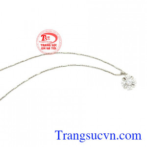 Mặt dây vàng trắng là sản phẩm được chế tác tinh tế, mang lại nhiều may mắn, tài lộc