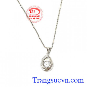 Mặt dây chuyền vàng kết hợp với bộ trang sức là món quà vô cùng ý nghĩa dành cho phái đẹp nhân ngày kỉ niệm