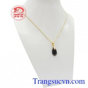 Người thường xuyên mang bên mình đá thạch anh tóc đen sẽ mang đến vận may, tài lộc và sự bình an