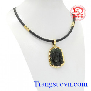 Mặt dây được chế tác từ đá Nephrite thiên nhiên bọc vàng.