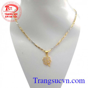 Bộ Mặt dây chuyền cổ bốn lá may mắn là món quà tặng sinh nhật hoặc ngày kỷ niệm, giao hàng trên toàn quốc.