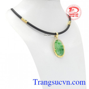 Măt dây được chế tác từ đá Jadeite thiên nhiên bọc vàng.