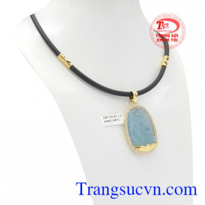 Mặt dây được chế tác từ đá Aquamarine thiên nhiên bọc vàng 14k.