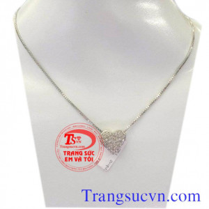 Bộ mặt dây trái tim vàng trắng thanh lịch, yêu kiều là sự lựa chọn hoàn hảo cho các cô nàng nữ tính. Bộ mặt dây trái tim vàng trắng chất lượng.