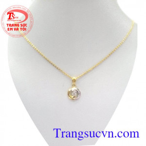 Sản phẩm mặt dây chuyền nữ phù hợp mọi lứa tuổi, hợp thời trang và sang trọng quý phái dễ kết hợp với trang phục.